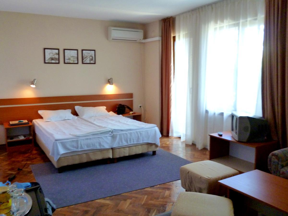 Villa Elfi Golden Sands Esterno foto