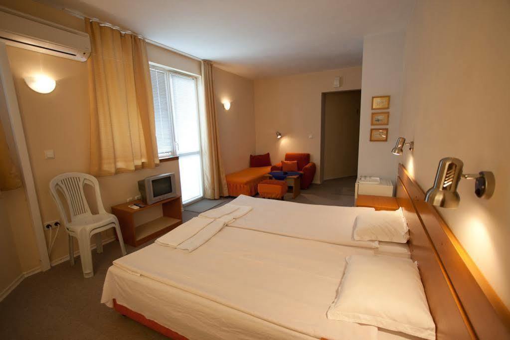 Villa Elfi Golden Sands Esterno foto
